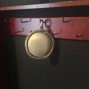 Round magnetic pendant